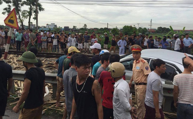 Ô tô vượt ẩu va chạm với tàu hỏa ở Nam Định, 4 người gặp nạn