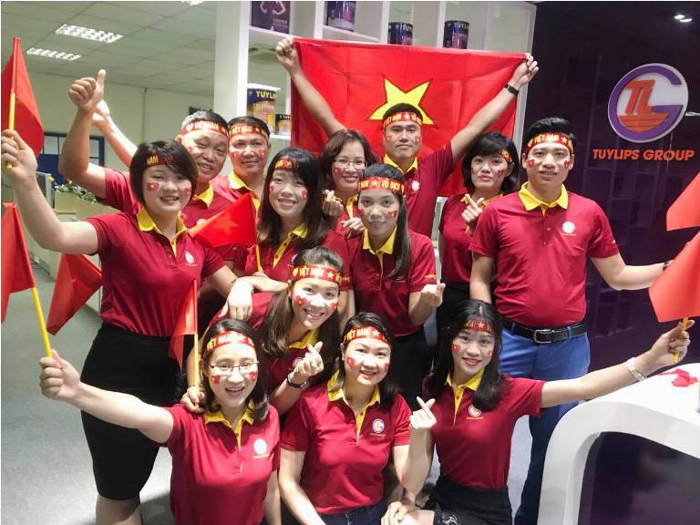 Cả công ty nghỉ sớm cổ vũ đội tuyển Việt Nam, thắng Hàn Quốc sếp còn thưởng “nóng”