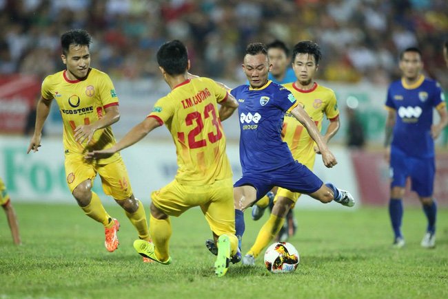 Cựu thủ môn U23 Việt Nam sai lầm, FLC Thanh Hóa chia điểm trước Nam Định