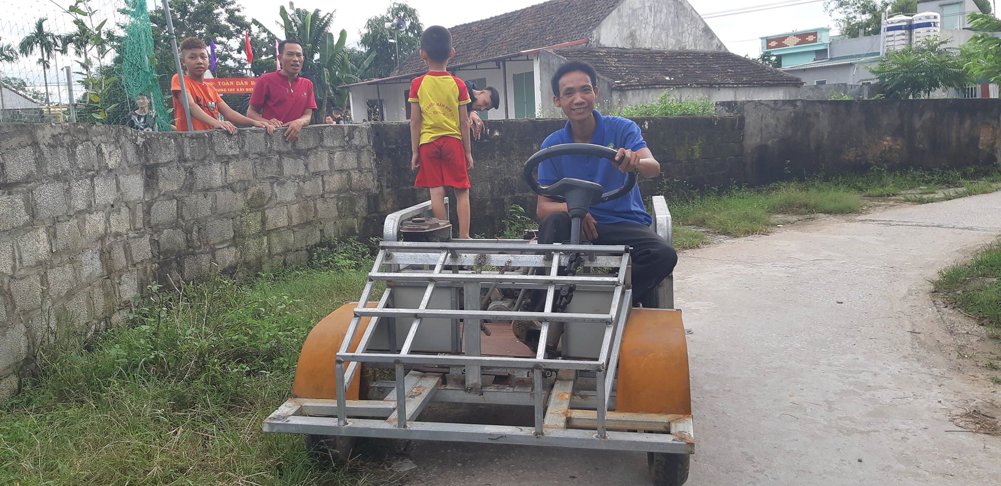 Clip: Ngắm chiếc xe “ô tô mui trần” do 1 nông dân Nam Định chế tạo