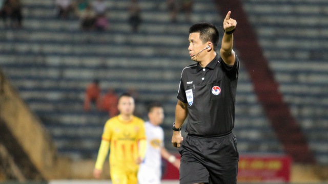 Vì sao trọng tài “bẻ còi” trận Nam Định FC vs HAGL?