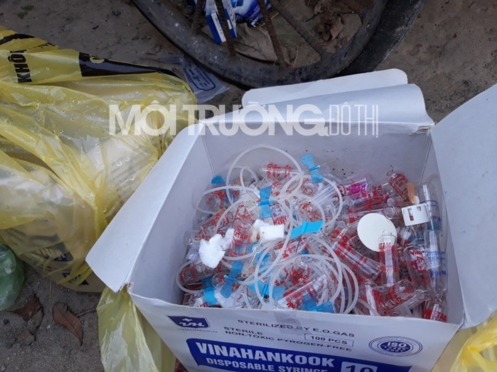 BV YHCT Nam Định: Rác y tế nguy hại nằm lẫn trong rác sinh hoạt