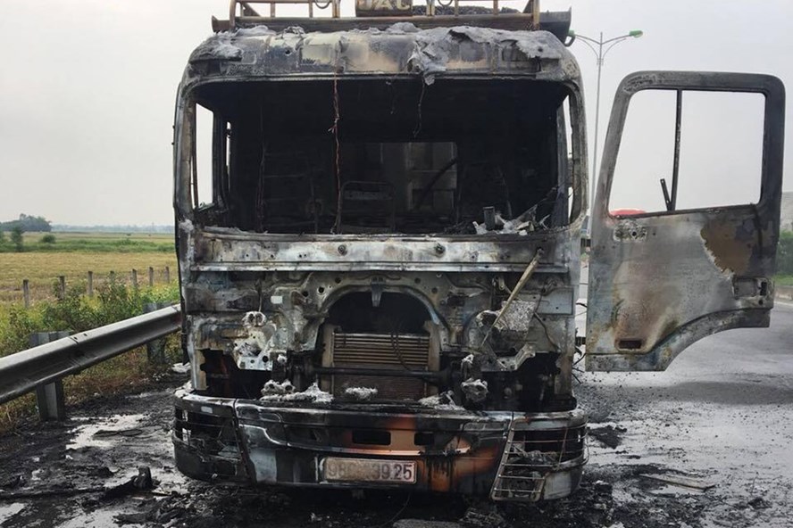 Tài xế xe tải thoát chết nhờ người dân thông báo đầu xe bốc cháy