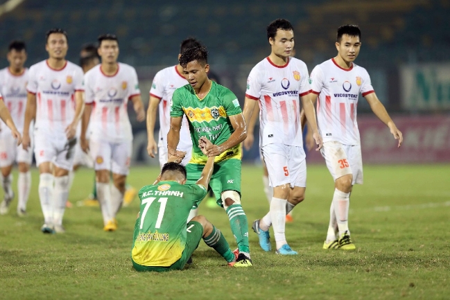 ‘Phù thuỷ trắng’ hai lần dự World Cup hỗ trợ Hà Nội B trận play-off với Nam Định