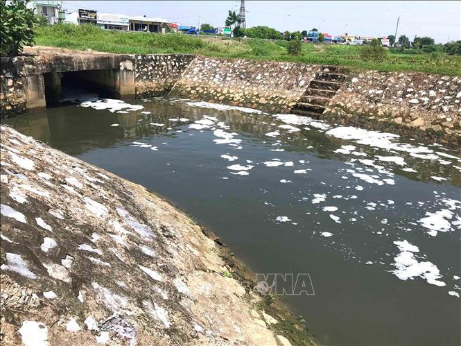 Nam Định: Người dân dọc kênh xả thải điêu đứng vì bọt trắng xóa, bốc mùi hôi thối