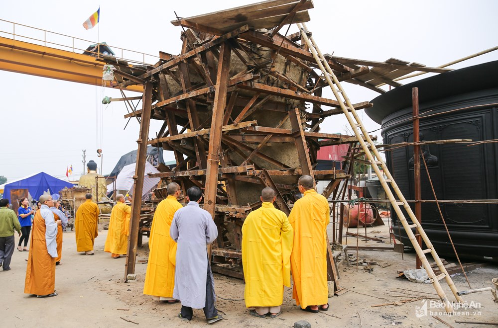 Hơn 200 phật tử Nghệ An tham gia lễ đúc tượng Phật tại Nam Định
