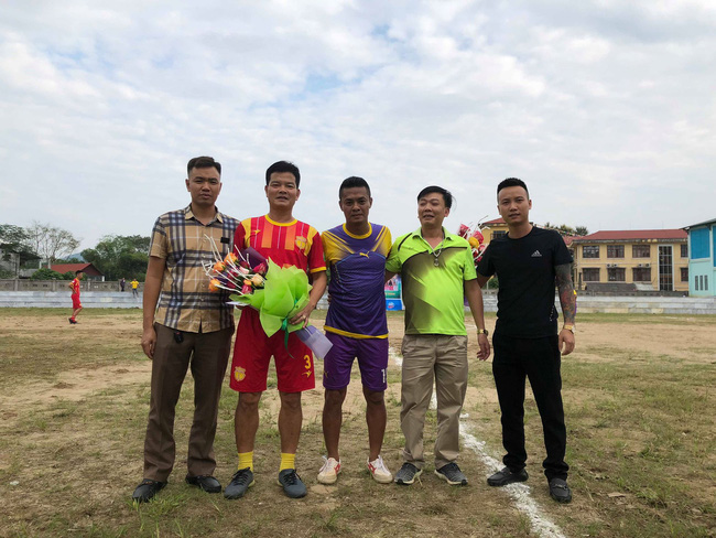 Tranh thủ trước AFF Cup 2018, Nam Định làm từ thiện ở vùng bị lũ quét tại Lào Cai