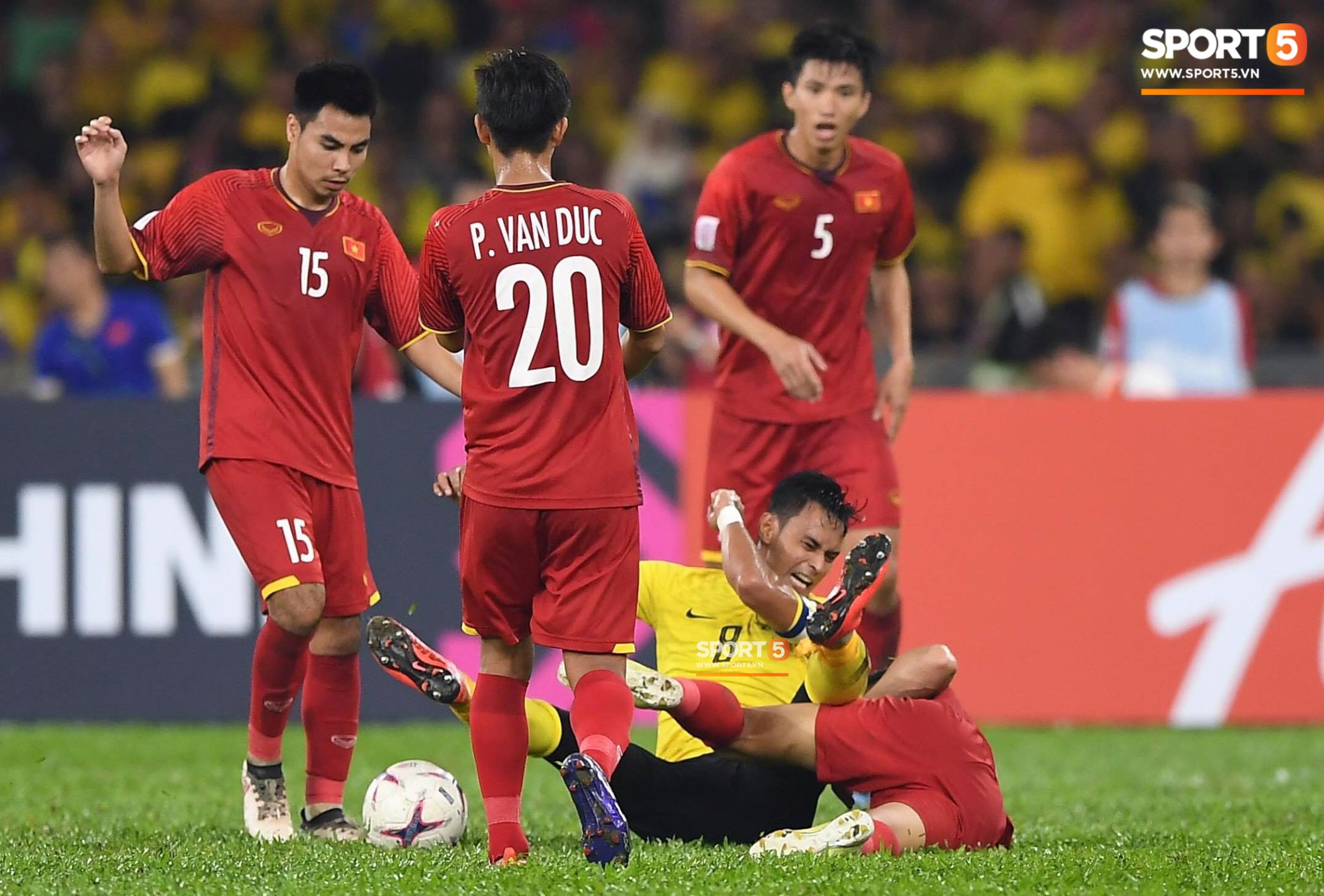 Đội trưởng Malaysia giơ cao cánh tay định đánh cùi chỏ vào mặt đội trưởng ĐT Việt Nam