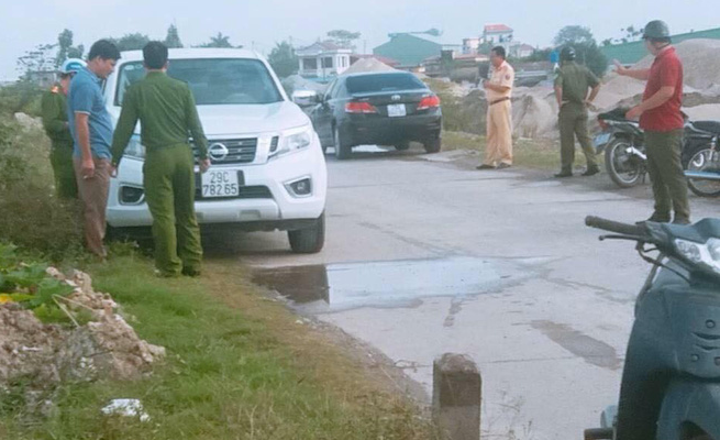 Nam Định: Phát hiện thi thể Thượng uý công an tử vong trong chiếc ô tô nổ máy đậu bên bờ đê