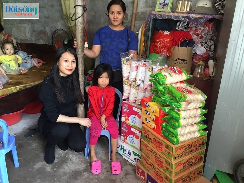 Bé gái 5 tuổi lê la hè phố xin tiền ở Nam Định: ‘Con không biết chữ, muốn được đi học để làm bác sĩ’