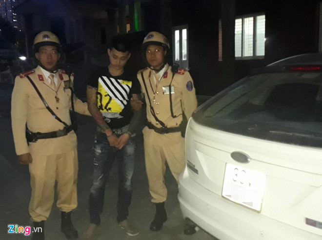 CSGT chặn nhóm người nghi dùng ôtô bắt giữ thanh niên quê Nam Định