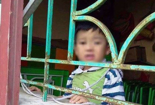 Bố trí giáo viên riêng trông bé trai bị buộc vào cửa sổ ở Nam Định