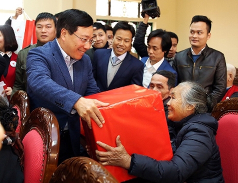 Phó Thủ tướng Phạm Bình Minh thăm, tặng quà hộ nghèo tại Nam Định