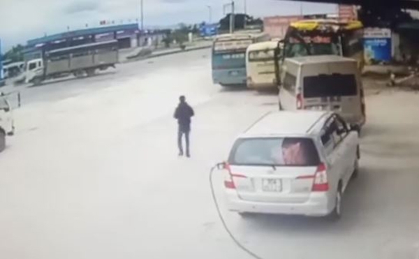 Tránh ô tô tải sang đường, xe khách tuyến Nam Định-Lào Cai lao thẳng vào quán cơm