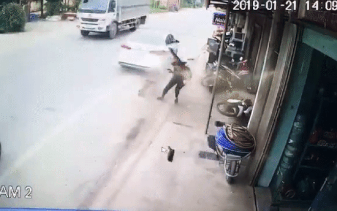 Nam Định: Kia Cerato húc tung xe máy, phụ nữ thoát chết kỳ lạ