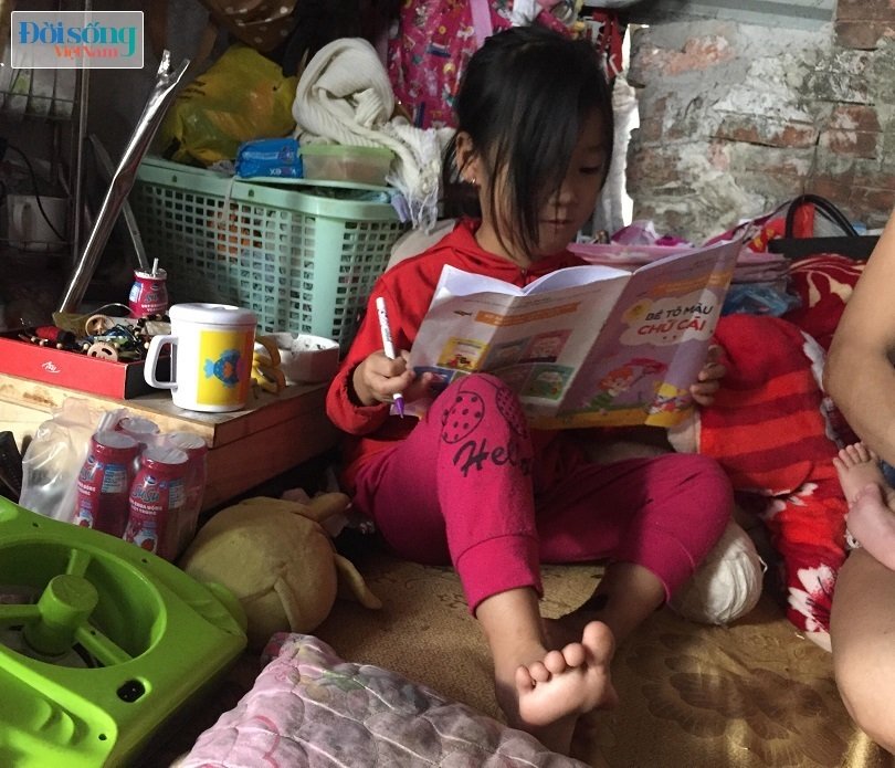 Bé gái 5 tuổi xin ăn nuôi cả gia đình ở Nam Định đã được tới trường