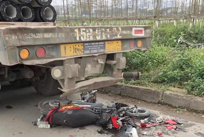 Xe đầu kéo chạy lùi, tông chết cô gái quê Nam Định trên đại lộ Thăng Long