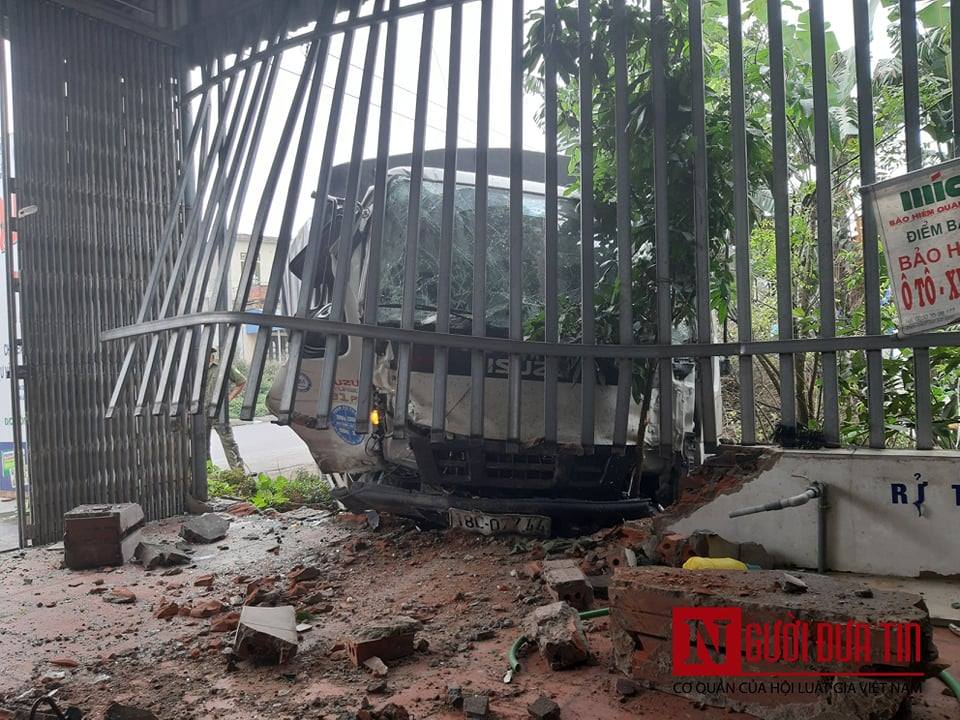 Nam Định: Xe tải mất lái đâm vào hiệu thuốc bên đường