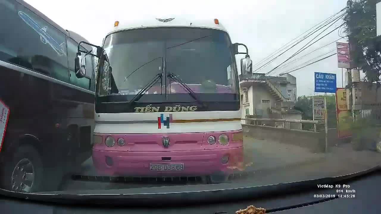 Xe khách vượt ngược chiều bị ép lùi tại Nam Định