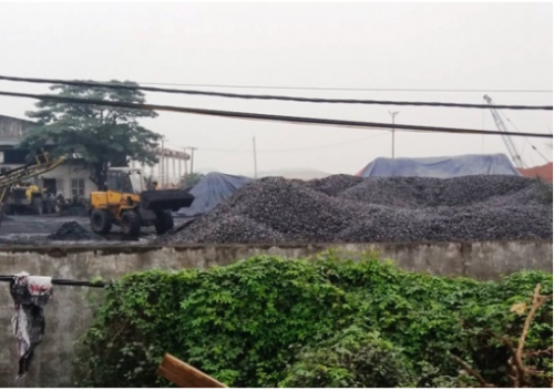 Khốn khổ vì ô nhiễm môi trường ‘bủa vây’ thôn xóm do vận chuyển và chế biến than ‘bẩn’