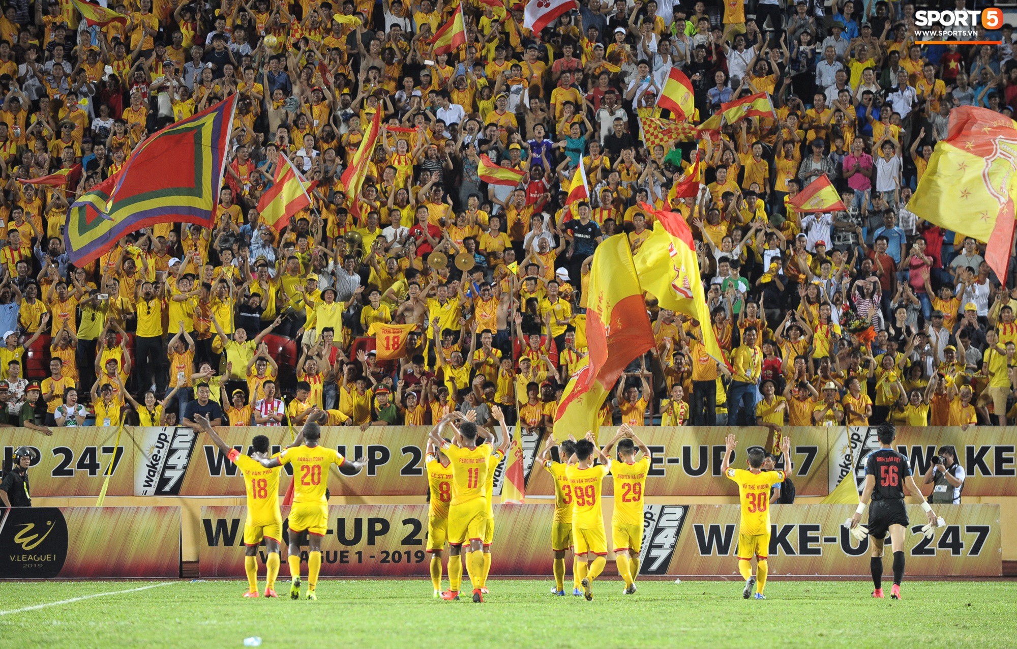 Sân Thiên Trường của Nam Định đông khán giả nhất lượt đi V.League 2019