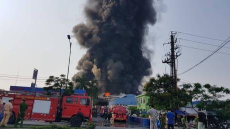 Cháy rụi kho hàng tại Cụm công nghiệp Cổ Lễ, Nam Định
