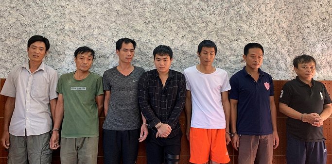 Bắt nhóm thợ xây quê Nam Định đang ‘sát phạt’ trong lán công nhân