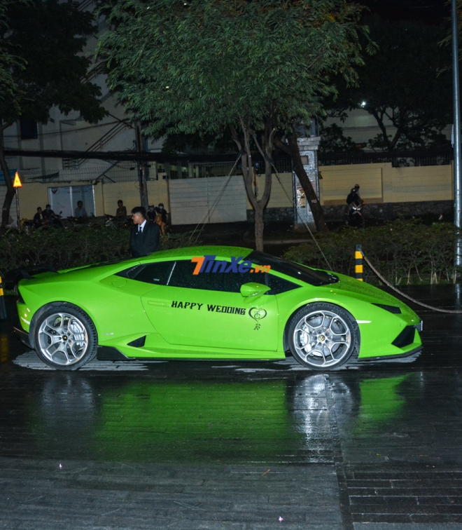 Đại gia Nam Định mang hẳn Lamborghini Huracan xanh cốm vào Sài Gòn ăn cưới Cường Đô la