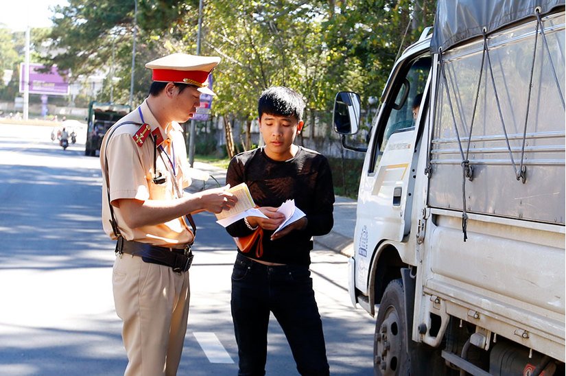 Nam Định ra quân tổng kiểm tra, xử phạt hàng trăm phương tiện giao thông