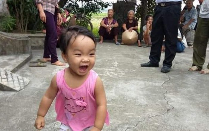 Tin mới nhất về bé gái xinh xắn ở Nam Định bị mẹ bỏ lại chùa để đi lấy chồng