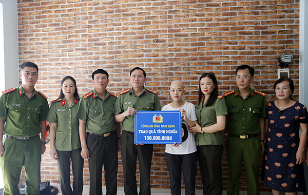Công an tỉnh Nam Định trao 150 triệu đồng cho nữ cán bộ bị bệnh ung thư