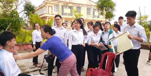 Cười ngất với bí kíp chụp ảnh thẻ của học sinh Nam Định