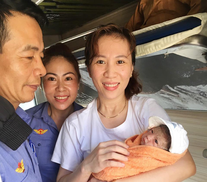 Nhân viên đường sắt giúp bà bầu sinh con trên tàu