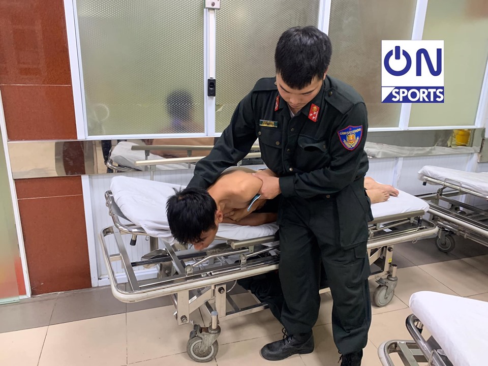 CĐV Nam Định xô xát với lực lượng an ninh, 2 chiến sĩ cảnh sát cơ động nhập viện