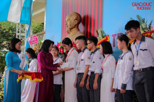 Phó Chủ tịch nước Đặng Thị Ngọc Thịnh dự khai giảng năm học mới tại Trường THPT chuyên Lê Hồng Phong