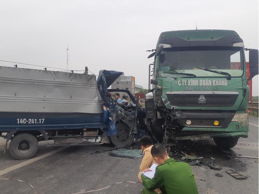 Nam Định: Xe tải mất lái tông vào xe đầu kéo, 1 người tử vong