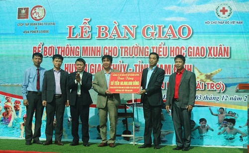 Trao tặng bể bơi thông minh cho học sinh ở Nam Định