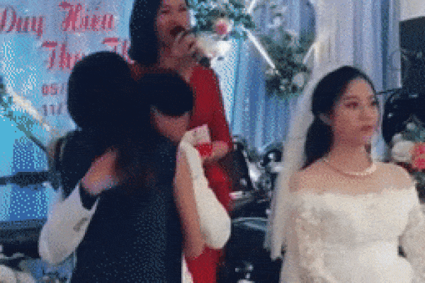 Sự thật chú rể ở Nam Định ôm ‘gái lạ’ khóc nức nở khiến cô dâu bối rối