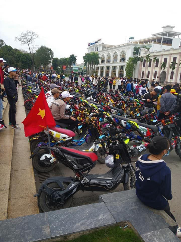 Được nghỉ học để phòng dịch Covid, hàng trăm học sinh Nam Định vẫn tụ tập “off team”