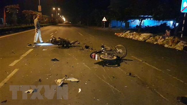 Nam Định: Hai xe máy nát tươm sau cú đấu đầu cực mạnh, 3 người đi cấp cứu