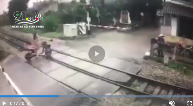 Video: Khoảnh khắc nữ sinh băng qua barie khi đoàn tàu rầm rập lao tới