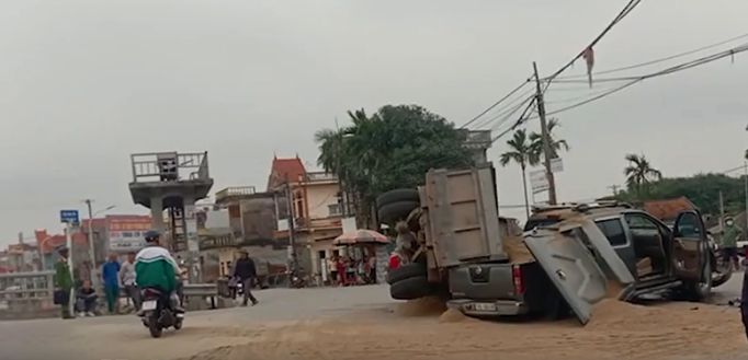 Xe bán tải bị phủ đầy cát sau va chạm mạnh giữa ngã tư