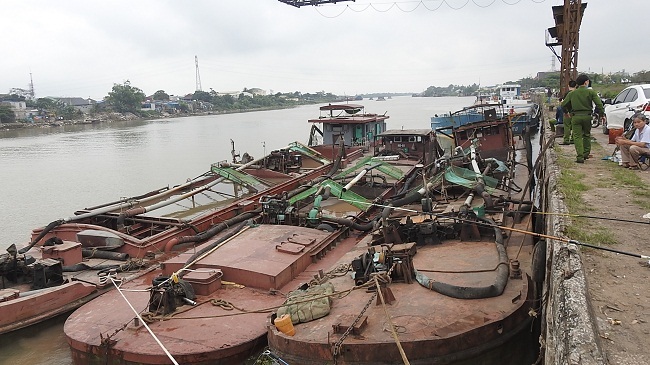 Cảnh sát Môi trường Nam Định nổ súng, vây bắt ‘cát tặc’ trên sông Hồng