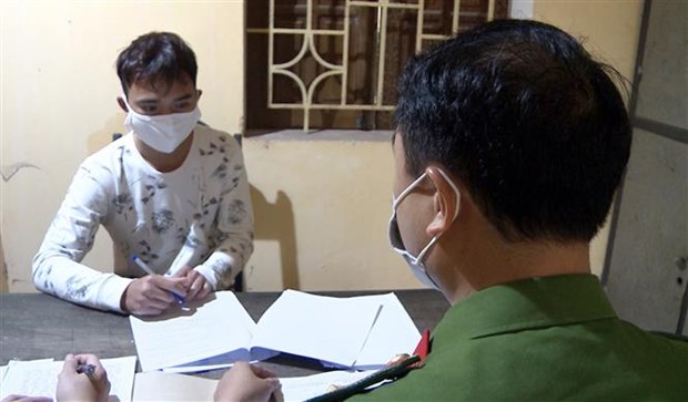 Nam Định: Nam thanh niên không đeo khẩu trang, đâm xe khiến công an xã nhập viện bị khởi tố