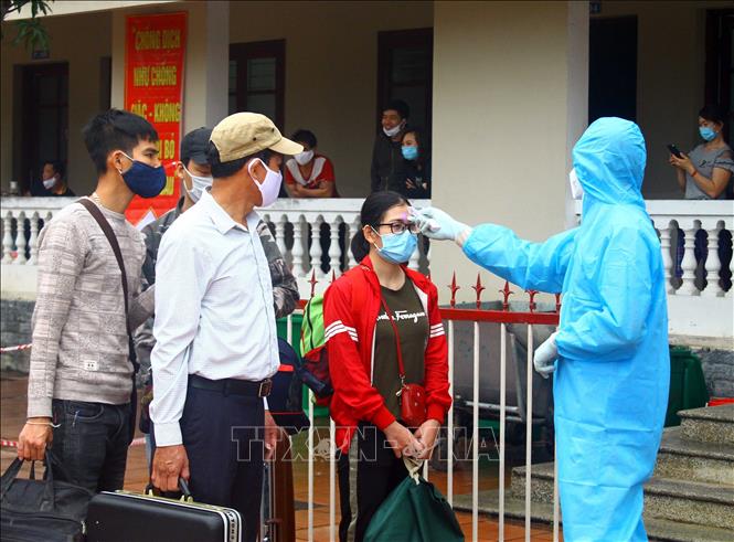 Trao giấy chứng nhận hoàn thành cách ly cho 236 công dân tại Nghệ An và Nam Định