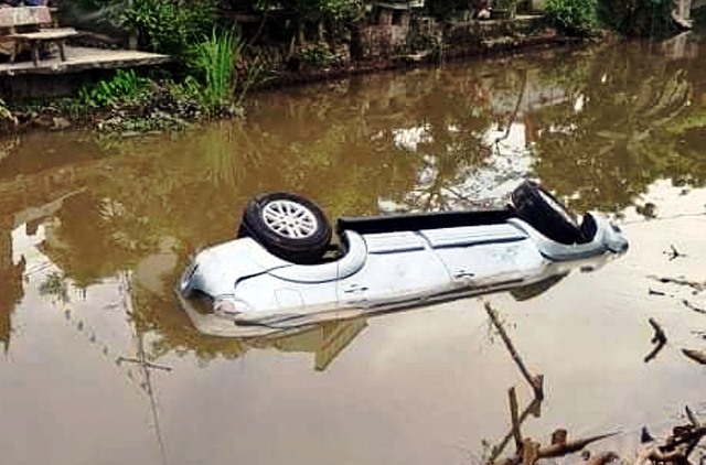 Nam Định: Ôtô mất lái lao xuống sông, 3 người thương vong