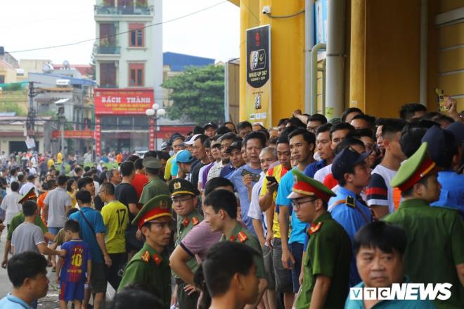 10.000 người được vào xem trận Nam Định vs HAGL ở Thiên Trường