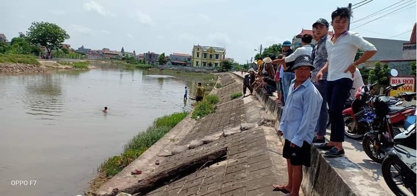 Nam Định: Đã tìm thấy thi thể bé trai chết đuối khi đi tắm kênh