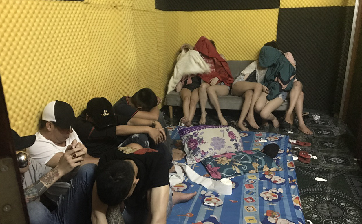 Bắt giam chủ khách sạn để 57 nam nữ tổ chức tiệc ma túy