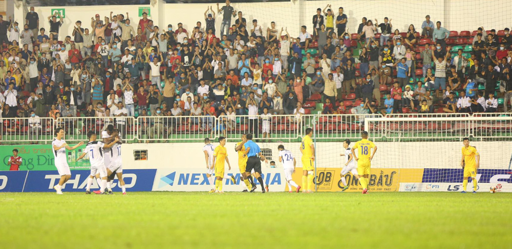 Pha va chạm khiến 2 đội lao vào nhau trong trận HAGL – Nam Định